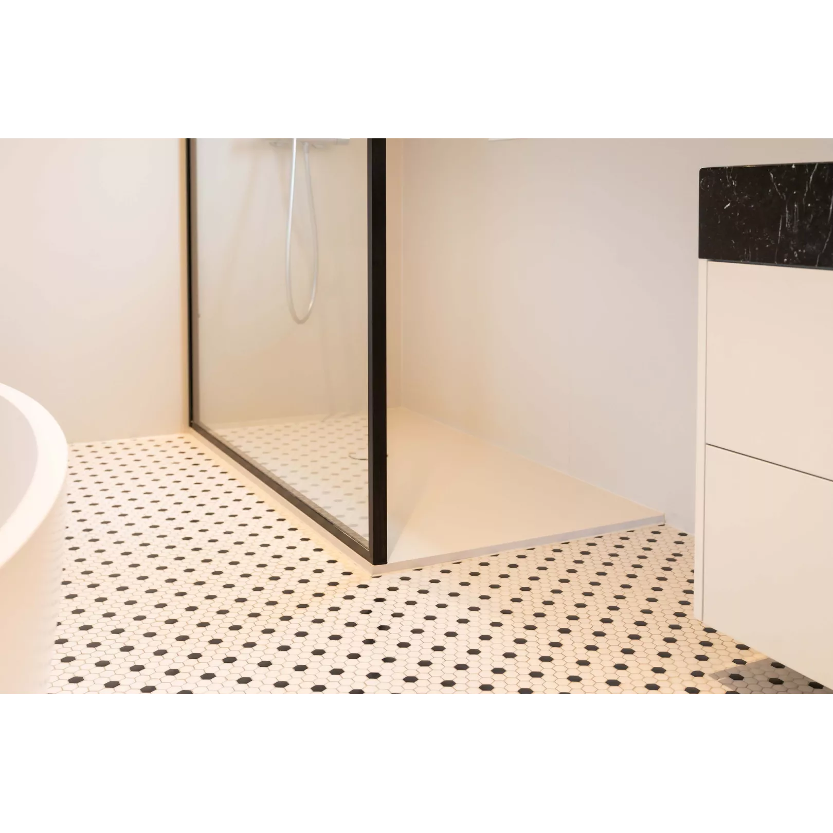 Mosaïque hexagone 2,6x2,2cm Art Factory motif Dots noir et blanc (2 finitions)