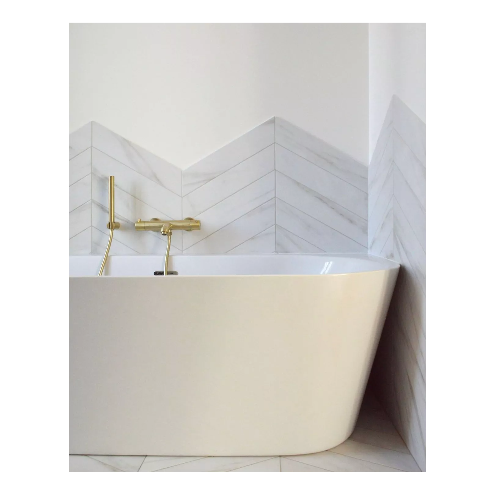 Carrelage grès cérame 60° Chevron Calacatta effet marbre
