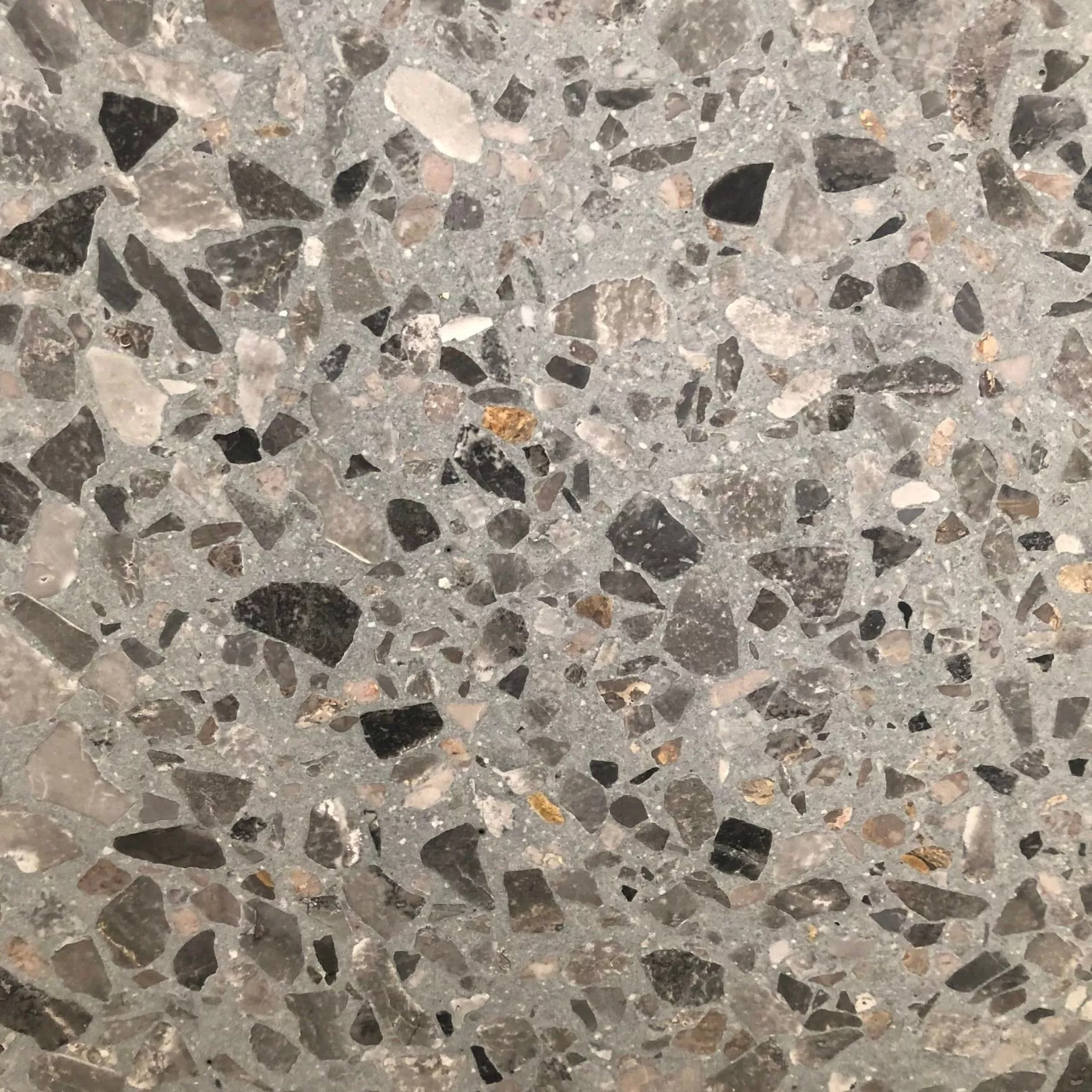 Carreau Terrazzo fond gris inclusions gris foncé Bel 1006 (3 formats)