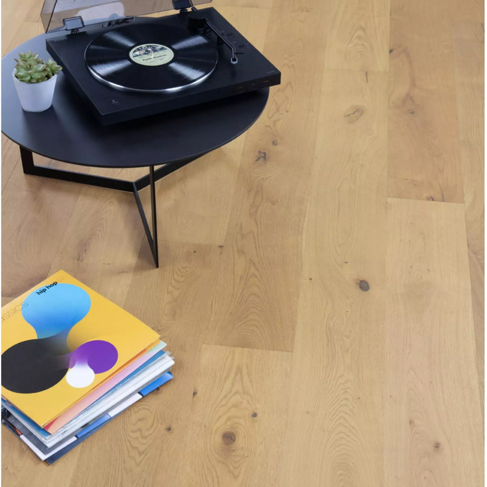 Parquet chêne CHAMONIX contre-collé, Brossé léger, fumé léger, fentes, vernis incolore