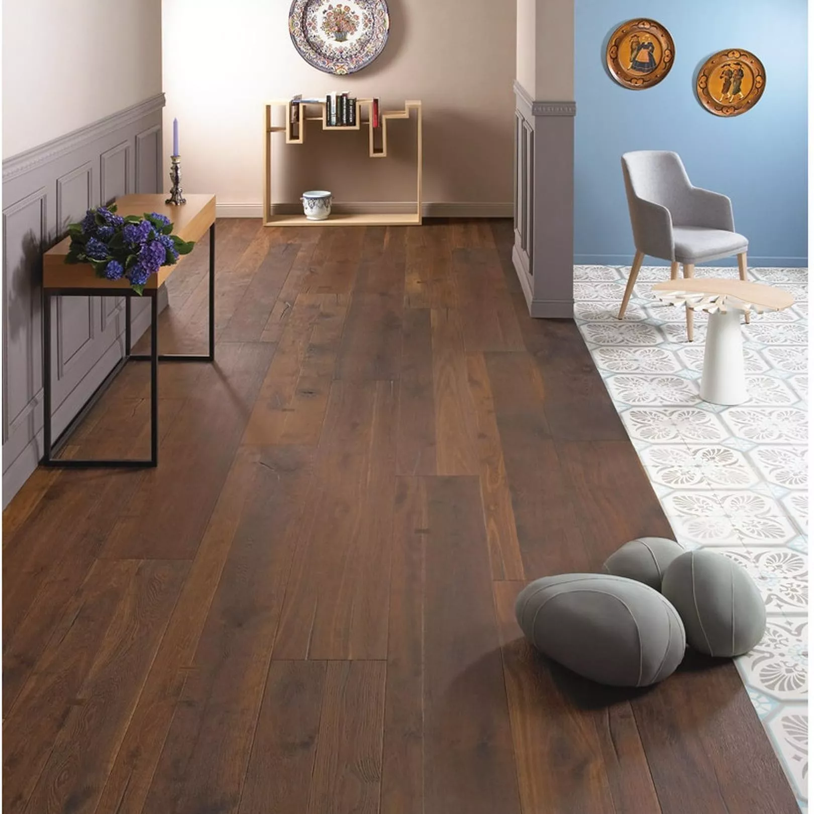 Parquet chêne CHARLOTTENBURG contre-collé, Largeur variable, Structuré, fumé huilé, noeuds papillons, veines noires