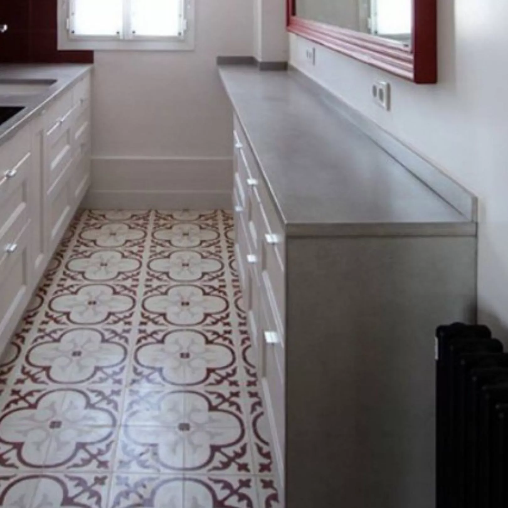 Carreau de ciment coloré motif 4 carreaux crème, gris et bordeaux T31 10.07.11